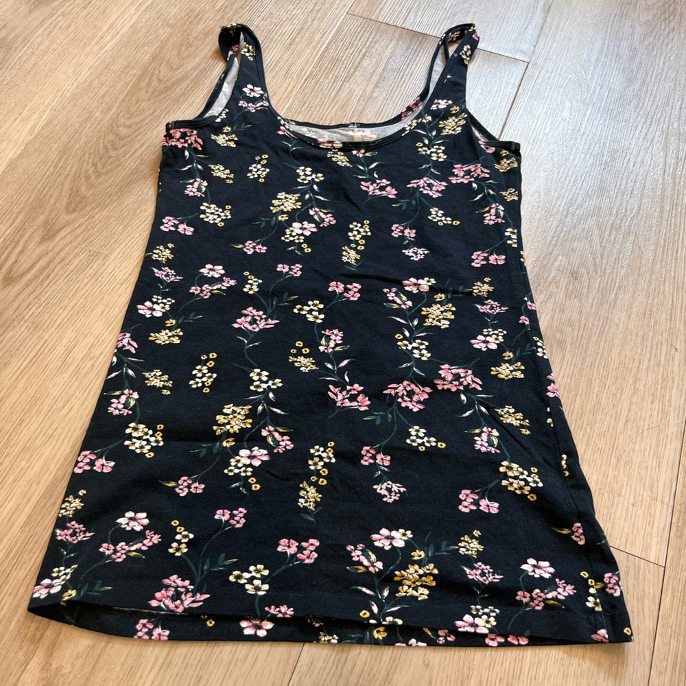 Fitted floral tank top